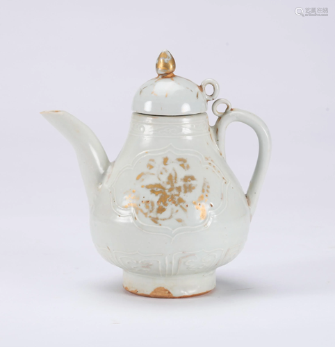 A CHINESE WHITE GLAZED EWER, QING DYNAS…