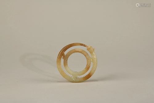 A CHINESE CARVED JADE RING, 17TH CENTURY