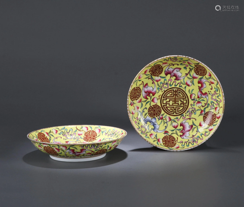 A PAIR OF CHINESE FAMILLE ROSE DISHES, GUAN…