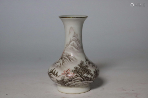 A CHINESE FAMILLE ROSE VASE, QING DYNASTY