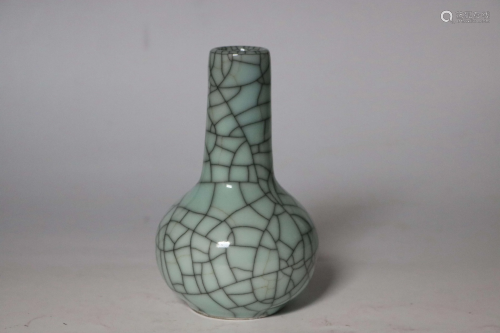 A CHINESE GE-TYPE VASE, QING DYNASTY