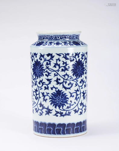 A CHINESE BLUE AND WHITE VASE, QING DYNASTY