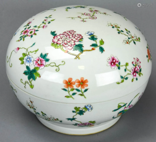 Chinese Famille Rose Porcelain Covered Box Signed