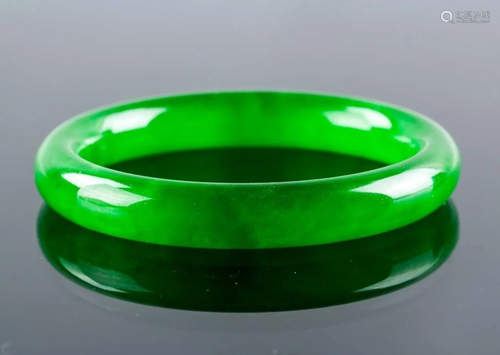 A CERTIFICATE GREEN JADE BANGLE.