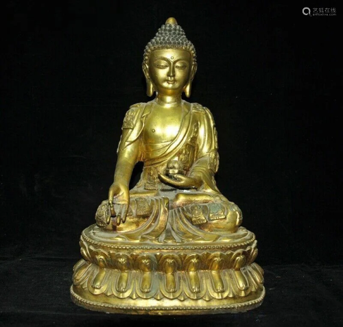 A GILT BRONZE SHAKYAMUNI BUDDHA FIGUR…