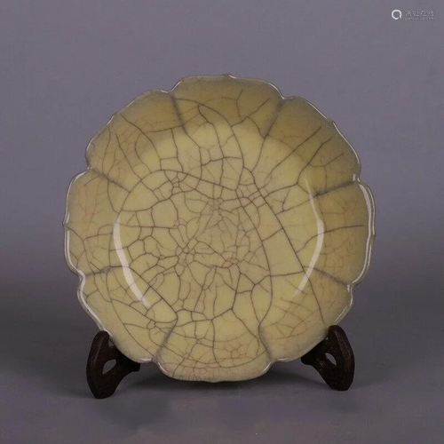 A YELLOW GLAZE CRACKLE PLATE QING DYNAS…