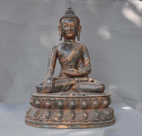 A GILT BRONZE SHAKYAMUNI BUDDHA FIGUR…