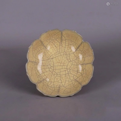 A YELLOW GLAZE CRACKLE PLATE QING DYNAS…