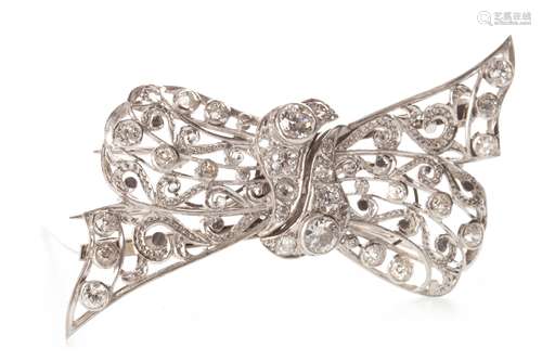 AN ART DECO PLATINUM DIAMOND CLIP BROOCH