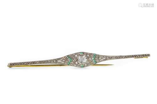 AN ART DECO DIAMOND AND EMERALD BROOCH