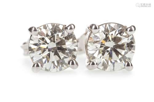 A PAIR OF DIAMOND STUD EARRINGS