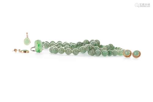 A LOT OF GREEN HARDSTONE SET JEWELLERY