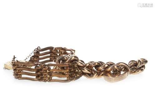 A CURB LINK BRACELET