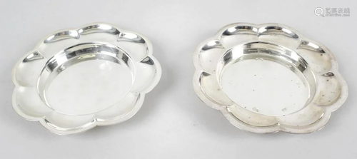 Two cased small modern silver dishes, each of circular