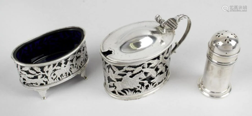 An Edwardian silver mustard pot and matching op…