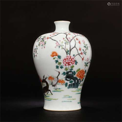 A Chinese Famille-Rose Porcelain Gole Painted Vase