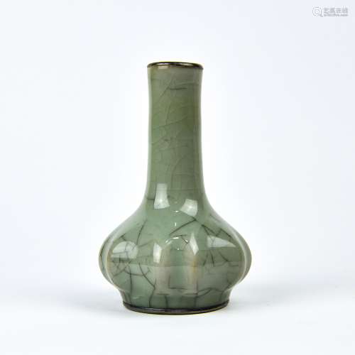 A Chinese Ge-Type Glazedd Porcelain Vase
