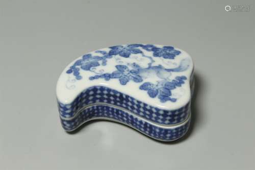 A Chinese  Blue And White Porcelain Carved Fox Ink Pad
