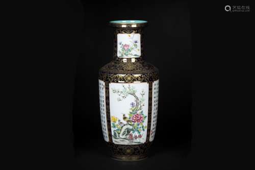 A Chinese Porcelain Gole Painted Flower Bird Vase