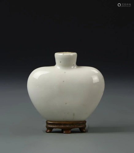 Chinese White Porcelain Snuff Bottle