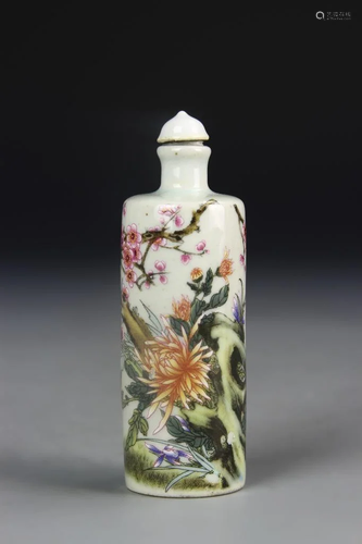 Chinese Famille Rose Snuff Bottle