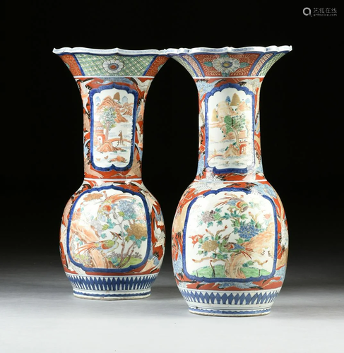 A PAIR OF IMARI CRANE MOTIF PORCELAIN TRUMPET …