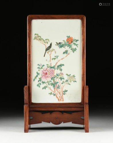 A QING DYNASTY (1644-1912) FAMILLE ROSE E…