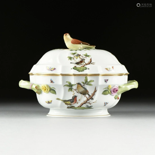 A HEREND HAND PAINTED PORCELAIN LIDDED …