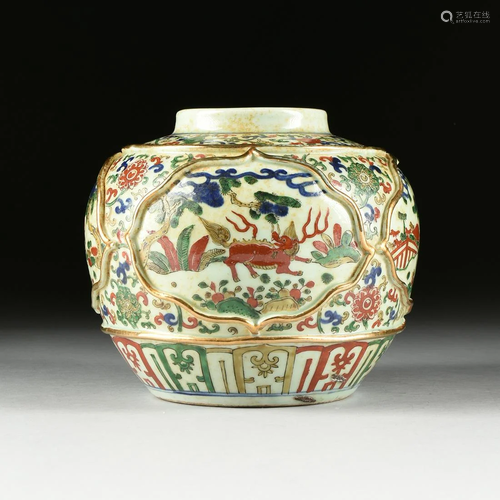 A MING DYNASTY STYLE WUCAI PALETTE PARCEL…