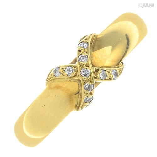 An 18ct gold brilliant-cut diamond accent dress ring.
