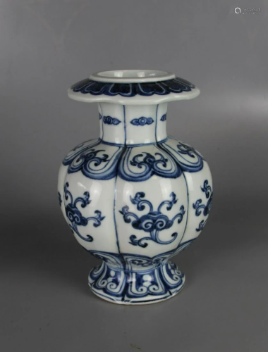 CHINESE BLUE WHITE PORCELAIN VASE