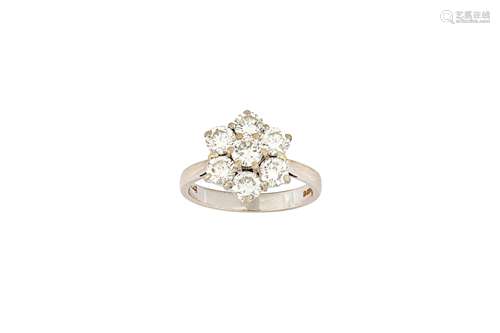 A diamond cluster ring