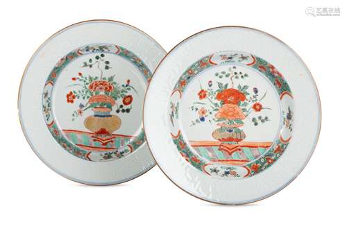 A NEAR-PAIR OF CHINESE FAMILLE VERTE DISHES.