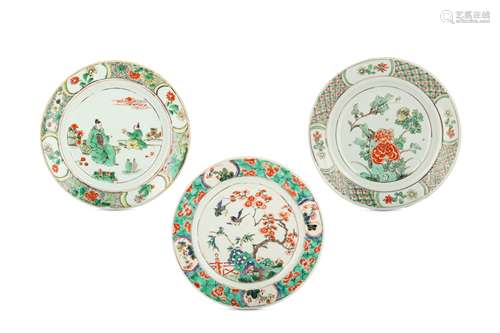 THREE CHINESE FAMILLE VERTE DISHES.