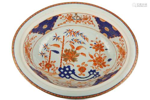 A CHINESE IMARI ARMORIAL TUREEN STAND.