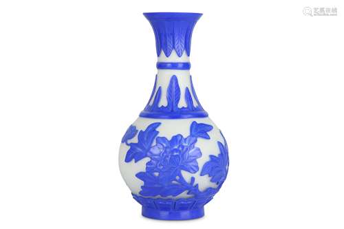 A CHINESE PEKING GLASS BLUE OVERLAY ‘PEONY’ BOTTLE VASE.