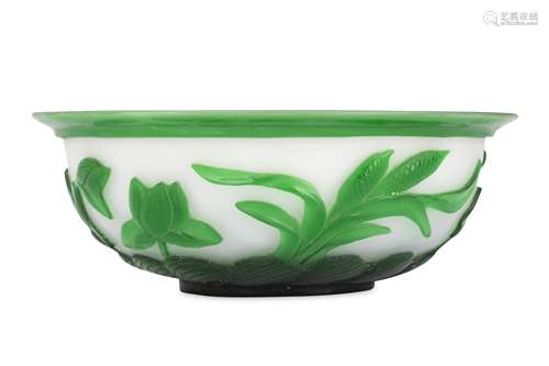 A CHINESE PEKING GLASS GREEN OVERLAY WHITE ‘LOTUS’ BOWL.