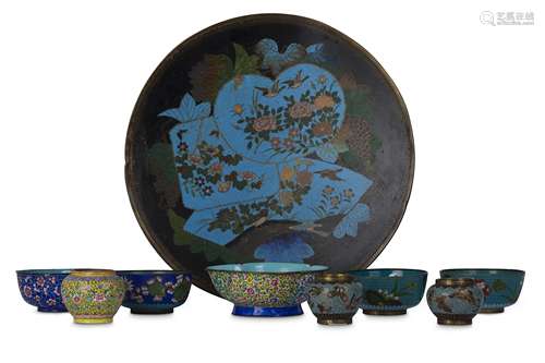 A SMALL COLLECTION OF CHINESE AND JAPANESE CLOISONNÉ ENAMELWARE.