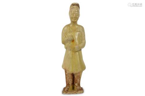 A CHINESE YELLOW-GLAZED POTTERY FIGURE OF A COURTIER.