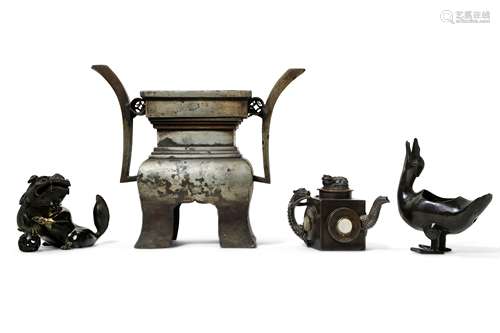 A SMALL COLLECTION OF CHINESE PEWTER AND BRONZE ITEMS.