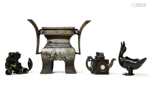 A SMALL COLLECTION OF CHINESE PEWTER AND BRONZE ITEMS.