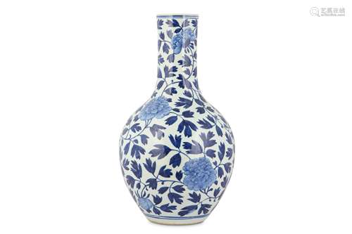 A CHINESE BLUE AND WHITE 'PEONY' BOTTLE VASE.