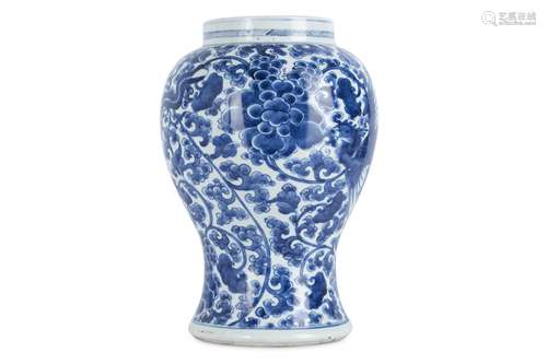 A CHINESE BLUE AND WHITE 'PHOENIX' BALUSTER VASE.