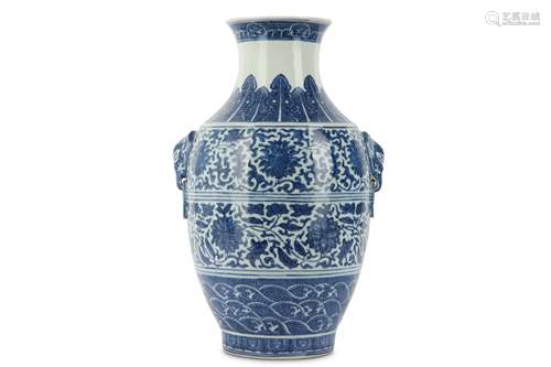 A BLUE AND WHITE TWIN-HANDLED VASE.