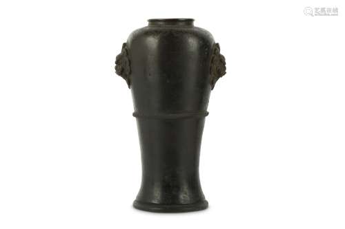 A CHINESE BRONZE TWIN-HANDLED VASE.