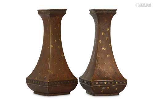 A PAIR OF CHINESE GOLD-SPLASH BRONZE VASES.