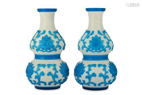 A PAIR OF CHINESE PEKING GLASS TURQUOISE OVERLAY WHITE ‘DOUBLE GOURD’ VASES.