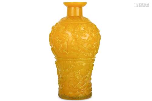 A CHINESE YELLOW PEKING GLASS 'NINE DRAGON' VASE, MEIPING.