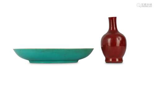 A CHINESE TURQUOISE-GLAZED DISH AND AN OX BLOOD VASE.