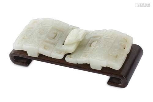 A CHINESE WHITE JADE ARCHAISTIC BELT HOOK.